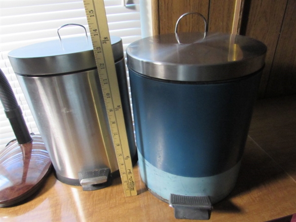 DESK LAMP & 2 SMALL TRASH CANS