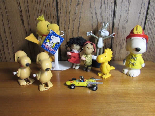 COLLECTION OF VINTAGE PEANUTS CHARACTER TOYS & BUGS BUNNY