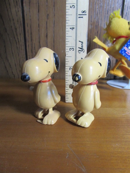 COLLECTION OF VINTAGE PEANUTS CHARACTER TOYS & BUGS BUNNY