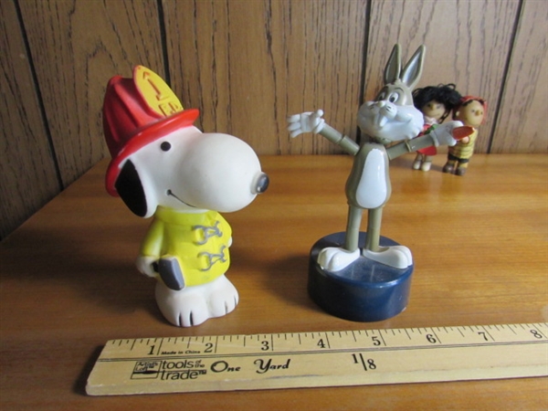 COLLECTION OF VINTAGE PEANUTS CHARACTER TOYS & BUGS BUNNY