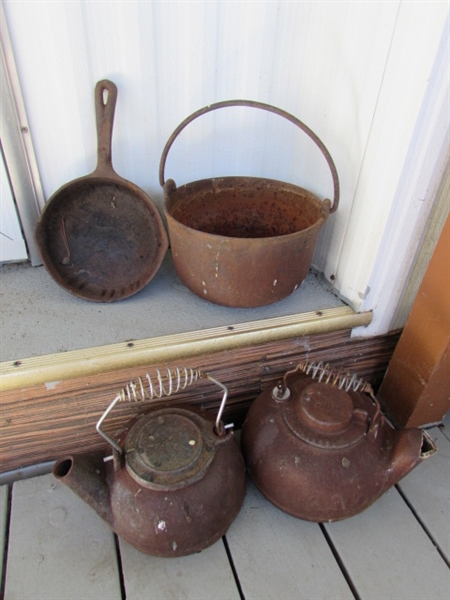 RUSTY CAST IRON TEA KETTLES, POT & FRYING PAN