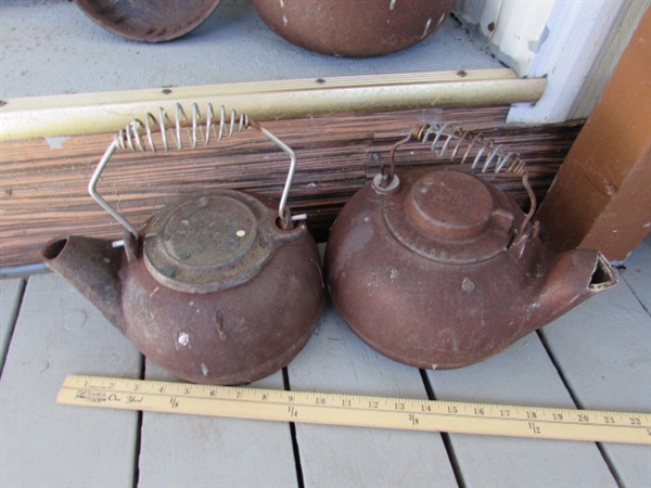 RUSTY CAST IRON TEA KETTLES, POT & FRYING PAN