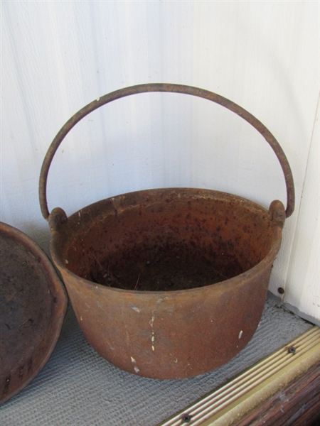 RUSTY CAST IRON TEA KETTLES, POT & FRYING PAN