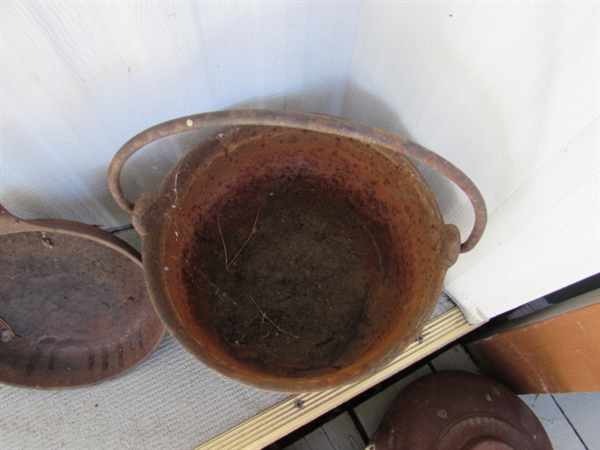 RUSTY CAST IRON TEA KETTLES, POT & FRYING PAN