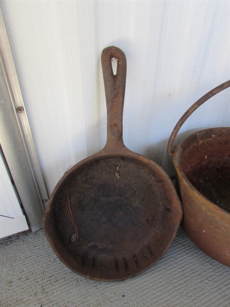 RUSTY CAST IRON TEA KETTLES, POT & FRYING PAN