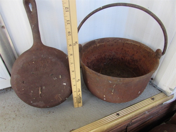 RUSTY CAST IRON TEA KETTLES, POT & FRYING PAN