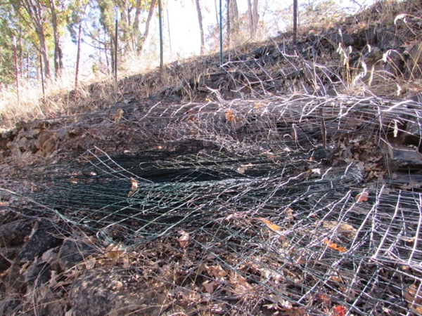 LOTS OF WIRE PLANT CAGES, TOMATO CAGES, CHICKEN WIRE & MORE