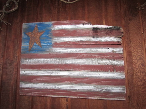 PRIMITIVE WOODEN AMERICAN FLAG & GRAPEVINE SWAG DECOR