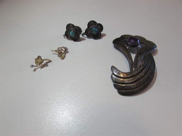 MEXICAN SILVER BROOCH, BLACK HILLS GOLD EARRINGS & SILVER SCREWBACK EARRINGS W/TURQUOISE