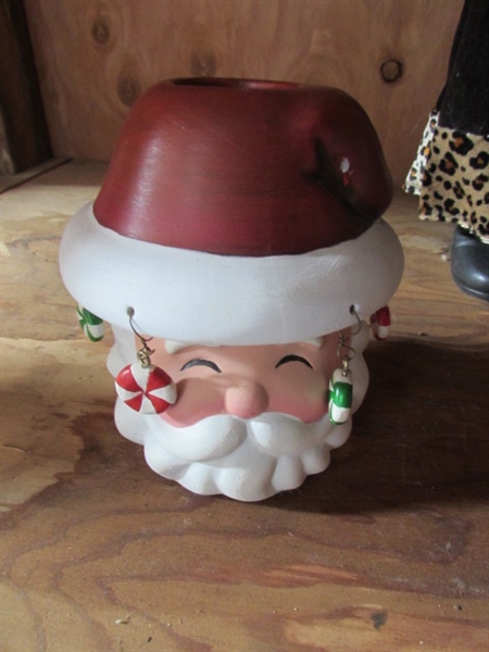 ANIMATED SANTA & SANTA THEMED CHRISTMAS DECOR