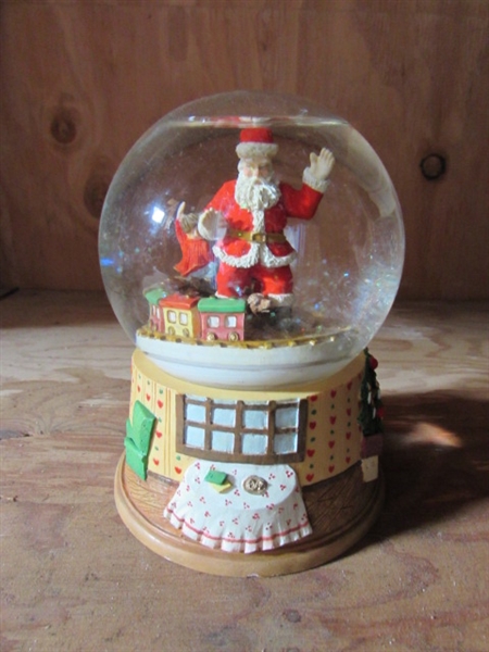 ANIMATED SANTA & SANTA THEMED CHRISTMAS DECOR