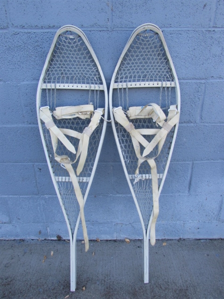 PAIR OF SNOWSHOES