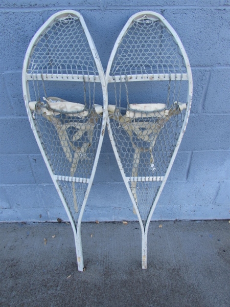 PAIR OF SNOWSHOES