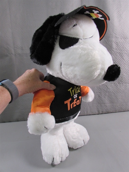 LARGE TRICK OR TREAT SNOOPY PLUSH