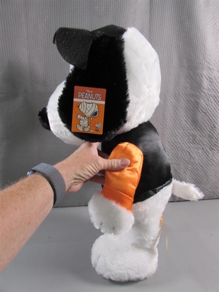 LARGE TRICK OR TREAT SNOOPY PLUSH