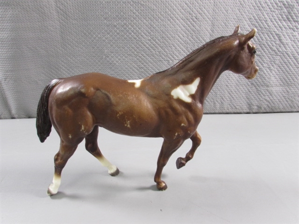 2 BREYER HORSES & FRIENDS