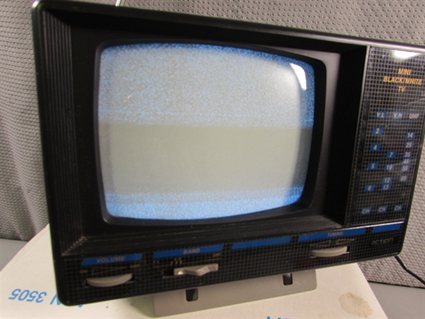 VINTAGE 5 B&W PORTABLE TV