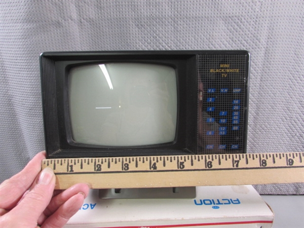 VINTAGE 5 B&W PORTABLE TV