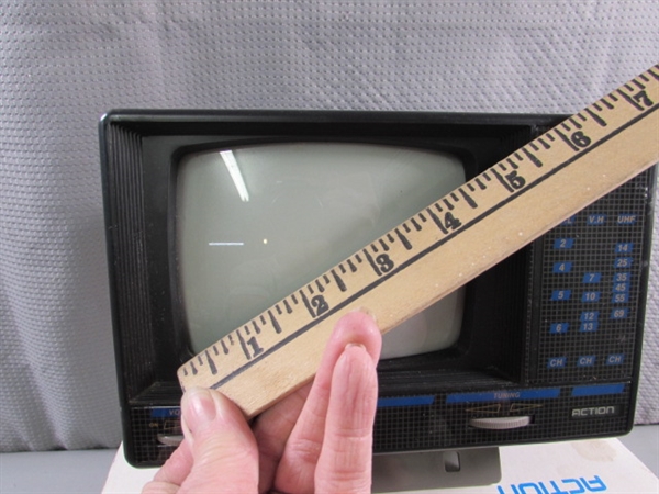 VINTAGE 5 B&W PORTABLE TV