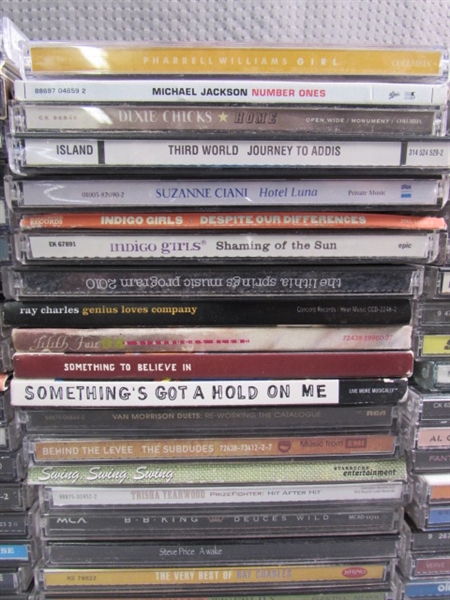 LARGE COLLECTION OF MUSIC CDS