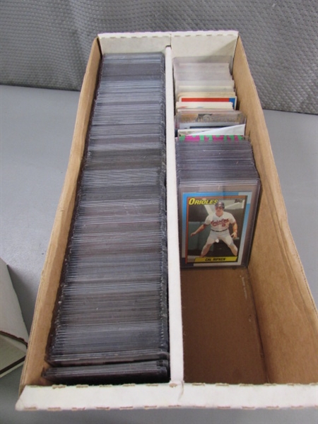 ASSORTED VINTAGE FOOTBALL & BASEBALL CARDS