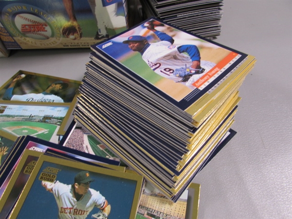 ASSORTED VINTAGE BASEBALL, HOCKEY & FOOTBALL CARDS