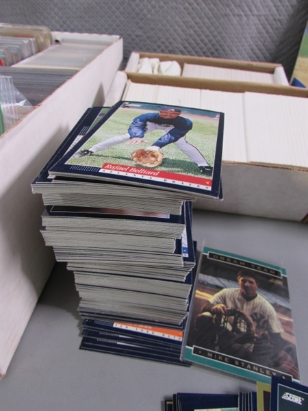 ASSORTED VINTAGE BASEBALL, HOCKEY & FOOTBALL CARDS