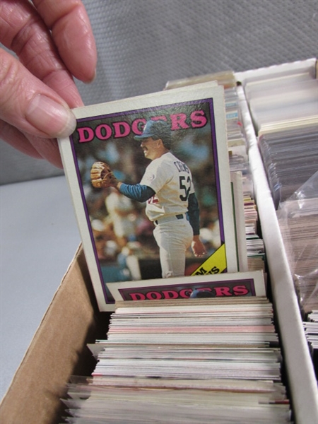 ASSORTED VINTAGE BASEBALL, HOCKEY & FOOTBALL CARDS