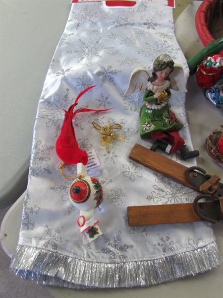 CHRISTMAS ORNAMENTS & DECOR