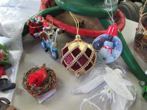 CHRISTMAS ORNAMENTS & DECOR