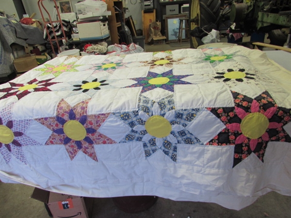 VINTAGE/ANTIQUE STAR DAHLIA CUTTER QUILT