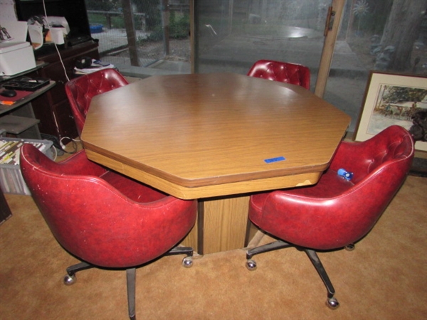 GAMING TABLE W/CHAIRS