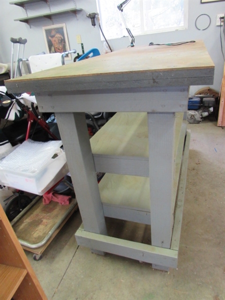 WOODEN WORKBENCH W/LIGHT