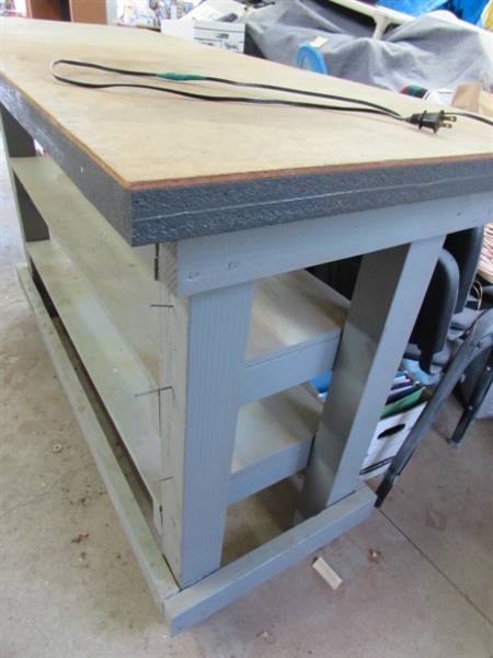 WOODEN WORKBENCH W/LIGHT