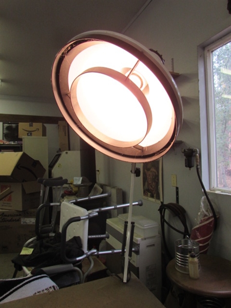 WOODEN WORKBENCH W/LIGHT