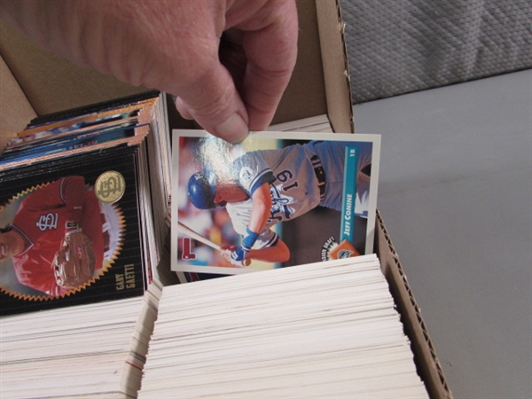 MIXED BASEBALL & BASKETBALL CARDS