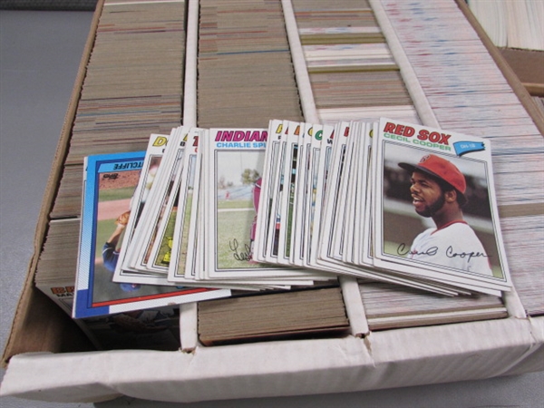 ASSORTED BASEBALL CARDS