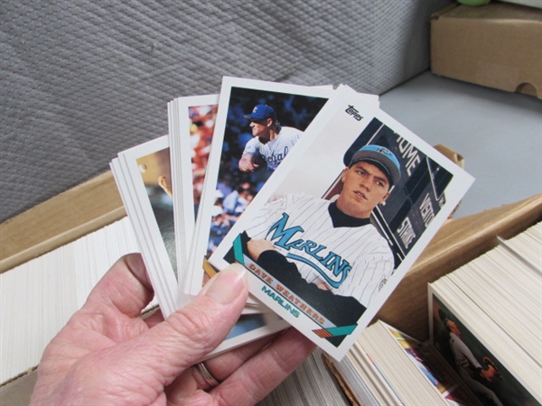 ASSORTED BASEBALL CARDS