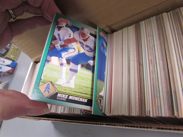 4 BOXES OF MIXED BASEBALL & FOOTBALL TRADING CARDS