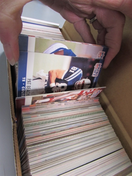 4 BOXES OF MIXED BASEBALL & FOOTBALL TRADING CARDS