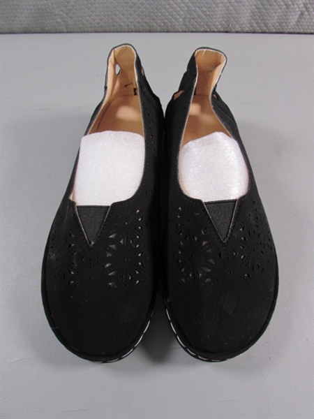 NEW LADIES SIZE 8 CASUAL SLIP ON SHOES