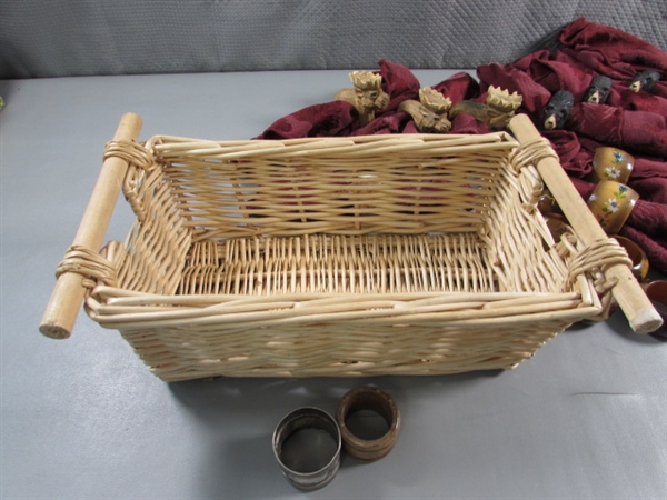 CARVED WOODEN NAPKIN RINGS, CLOTH NAPKINS & A BASKET