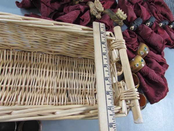 CARVED WOODEN NAPKIN RINGS, CLOTH NAPKINS & A BASKET