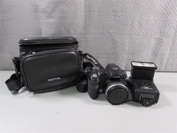 FUJIFILM DIGITAL CAMERA W/FLASH & CAMERA BAG