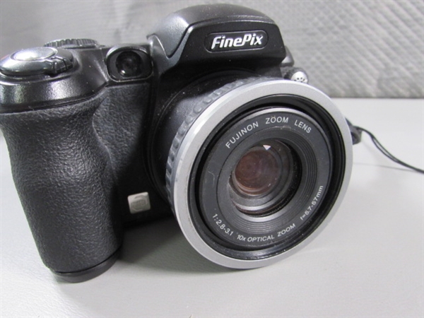 FUJIFILM DIGITAL CAMERA W/FLASH & CAMERA BAG