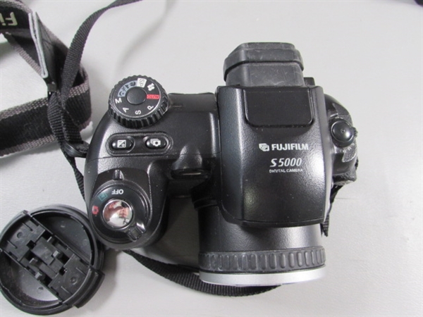 FUJIFILM DIGITAL CAMERA W/FLASH & CAMERA BAG