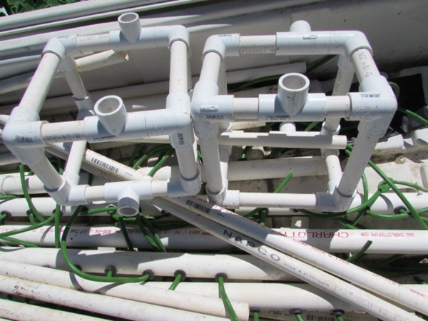 HYDROPONIC TRAY FULL OF IRRIGATION LINES