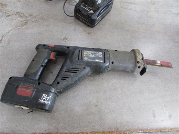 CRAFTSMAN 19.2 VOLT CUT OFF SAW W/BATTERIES & CHARGER - WORKS