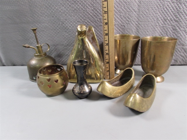 COLLECTION OF BRASS ITEMS