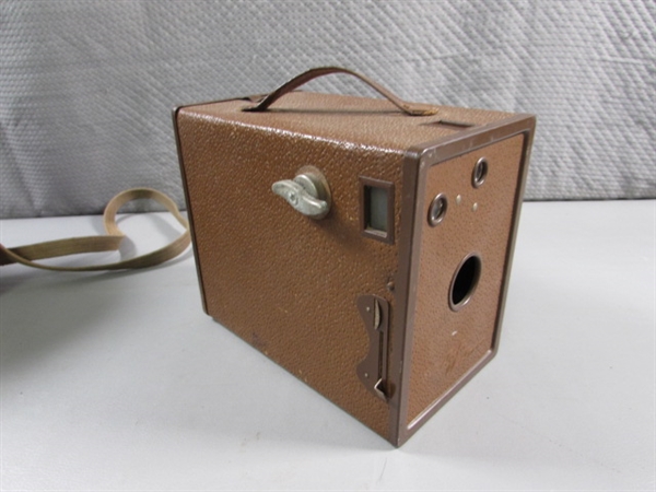 VINTAGE AGFA BOX CAMERA & LEATHER CAMERA BAG